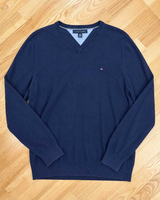 Pulover Tommy Hilfiger bărbați bleumarin, decolteu V, 100% bumbac, logo discret pe piept, mărimea L