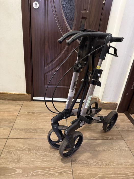 Cadru rulant din aluminiu cu sezut si frane pliabil