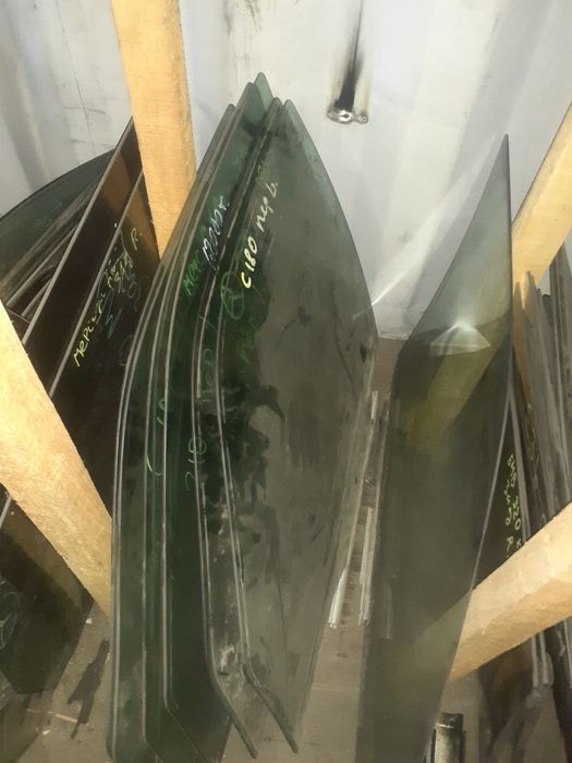 Стекло Мерседес С180  190 Мл 210 Вито 202