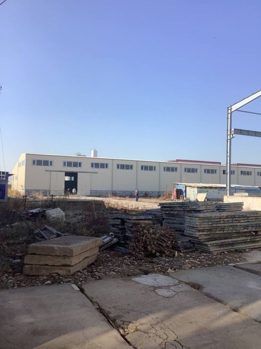 Производственная база с общей земельной площадью 1.3 гектара