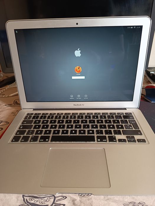 Vând Macbook Air A1466 pentru piese