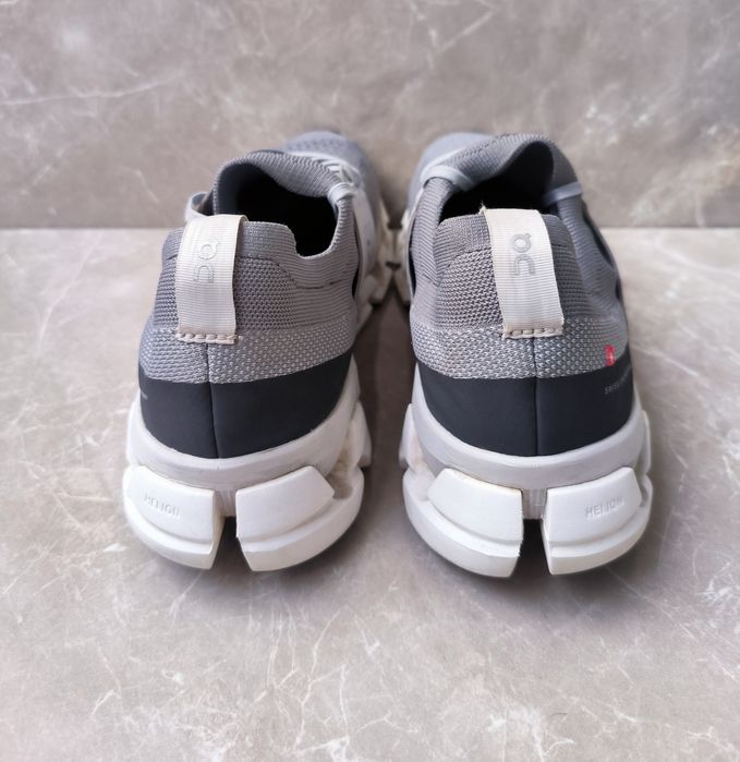 On  Cloud 3 'Alloy Glacier номер 44,5