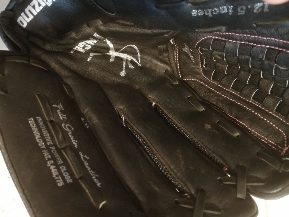 Manusi de baseball și minge oficiala