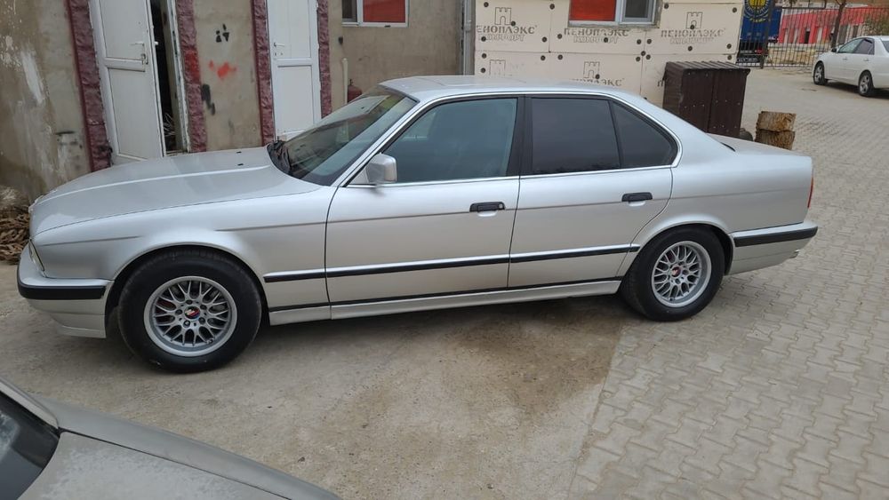 Продам машину BMW 520