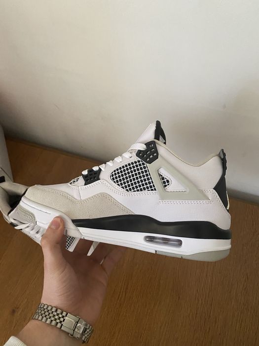 Nike Air Jordan 4 Retro "Military Black".