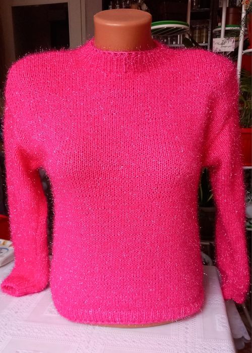 Предлагам красиви ръчно плетени дамски блузи и пуловер