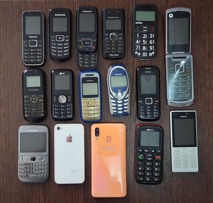 Telefoane de colecție unele funcționale