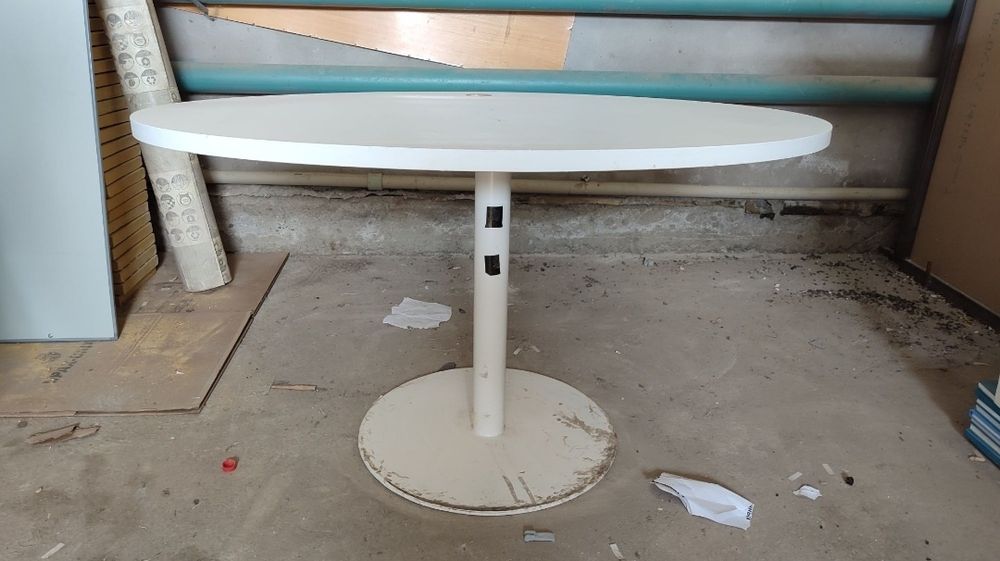 Овальный компьютерный стол