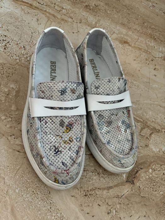 Бели обувки от естествена кожа