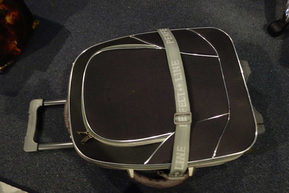 Продавам куфър за ръчен багаж.