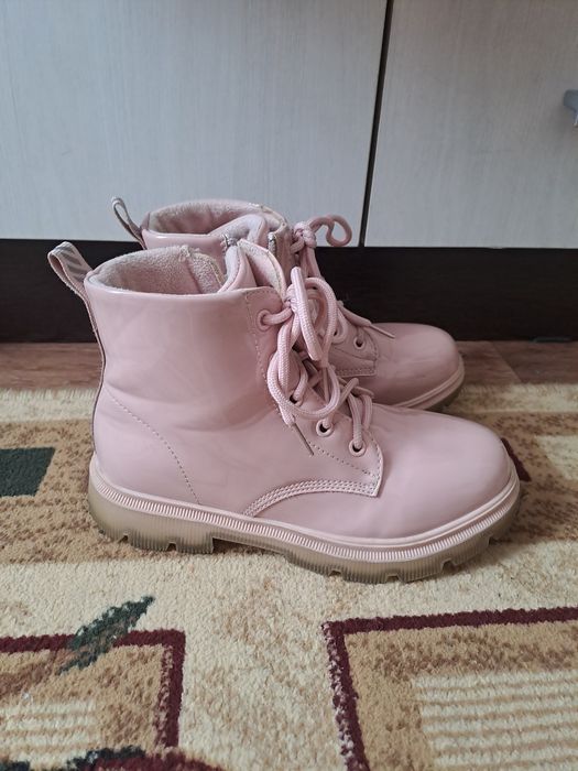 Продам детские демисезонные курку и ботинки