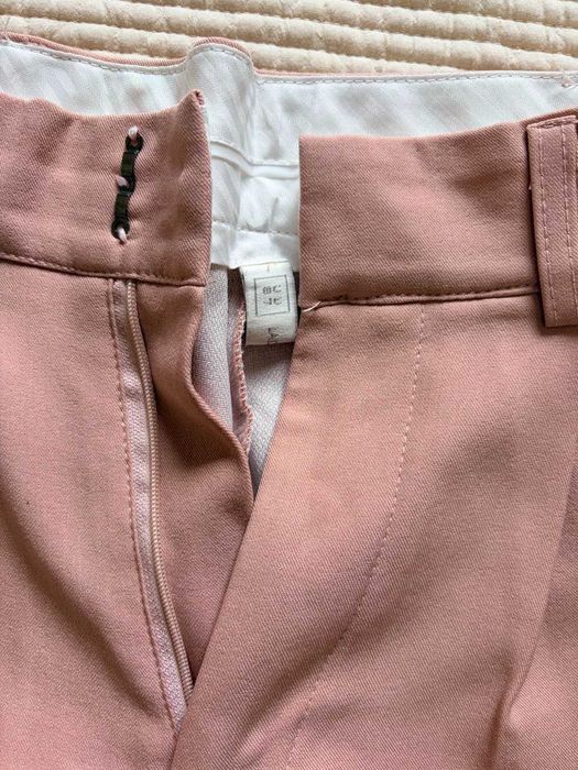 Элегантные шорты-бермуды в пудровом цвете