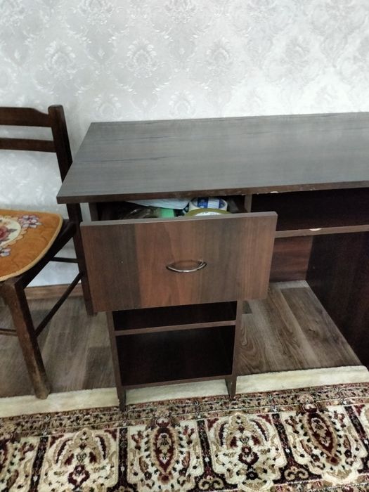 Продам компьютерный стол ,цвет дуб темный