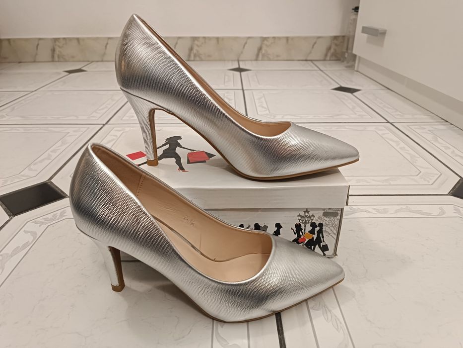 Vănd pantofi mărime 38, imitatie de piele, cu toc 8,5 cm. Nefolosit