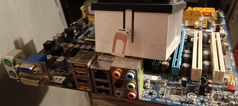 Vand kit format din placa de baza, procesor , memorii si cooler