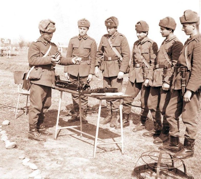 Soldat militar RSR casca caciula cu clape sau boneta iarna