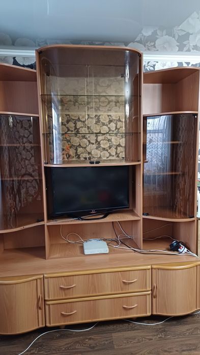 Сервант Москва-мебель в отличном состоянии