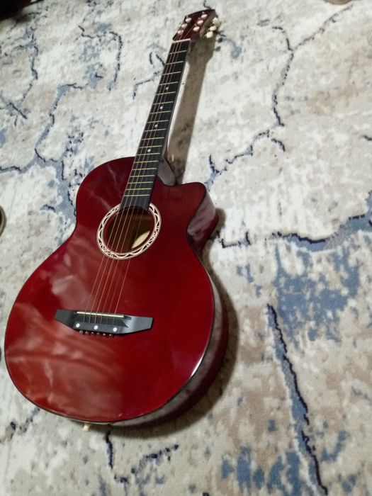 Ishlatilmagan yangi gitara
