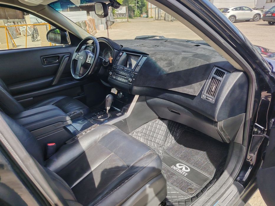 Продам автомобиль INFINITI FX35 2005 года