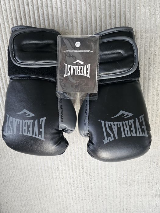 Боксови ръкавици Everlast Чисто нови 2 бр
