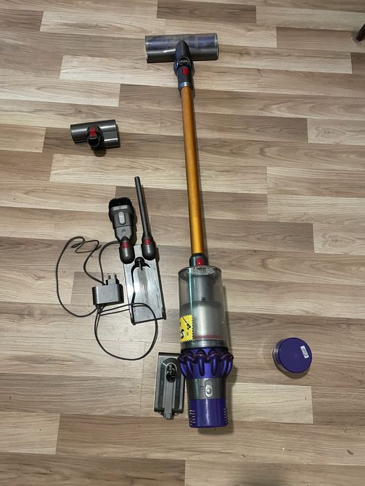 Aspirator vertical Dyson V10 – Set complet cu 2 baterii și accesorii