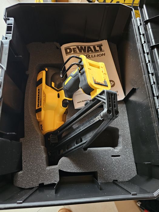 Pistol cuie dewalt DCN660