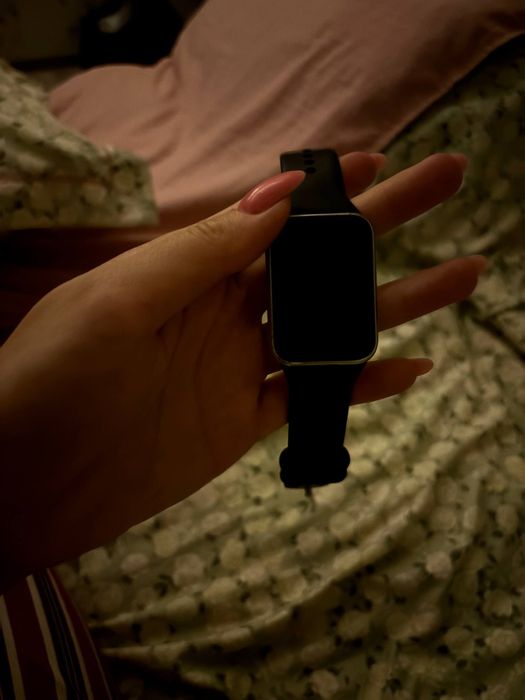 Продаются смарт часы 
Носили всего год в сером цвете 
Своя ц