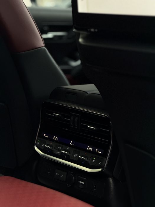 Toyota Land Cruiser 300 Full 3.5 turbo yili 2026 bez probeg