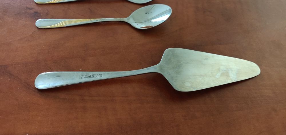 Set tacâmuri inox 18/10 cu detalii aurii