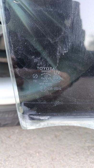 Стекло двери Toyota Corolla