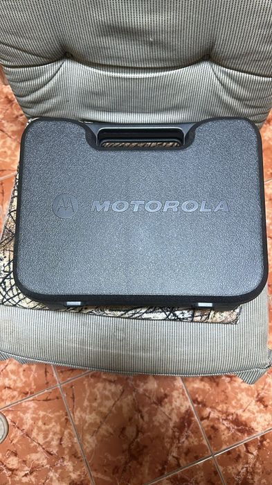 Produsul prezentat este un set de stații radio portabile Motorola TLKR