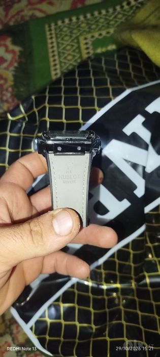 Hublot soat sotiladi