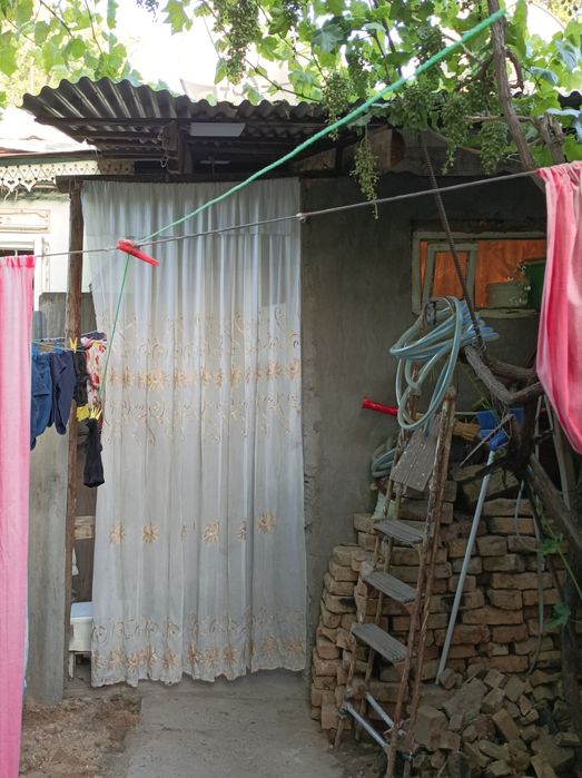 Продается Дом в общем дворе,в центре города