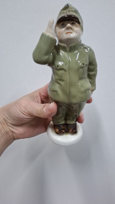 В продаже статуэтки