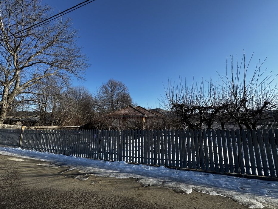 Vând casă la țară