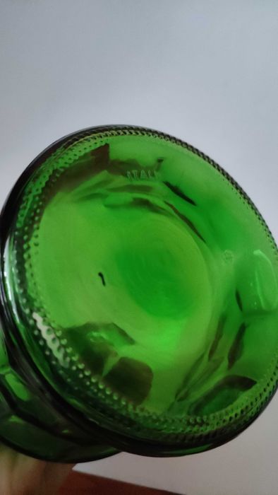 Италиански сервиз от изуруденозелено стъкло