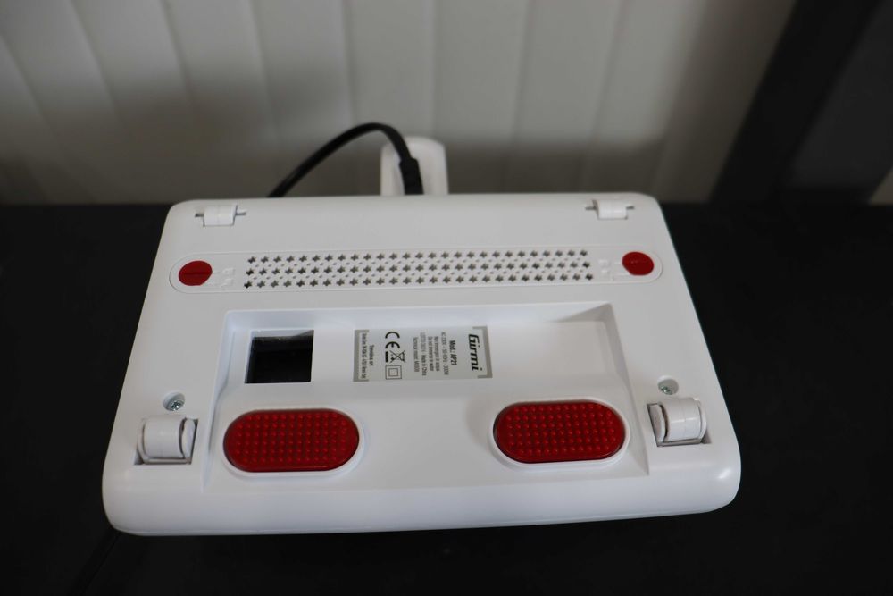 Girmi AP21 почистваща прахосмукачка за матраци и тапицерии с ув лампа