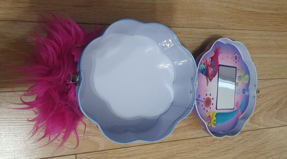Cutie metalică Trolls, 15 cm