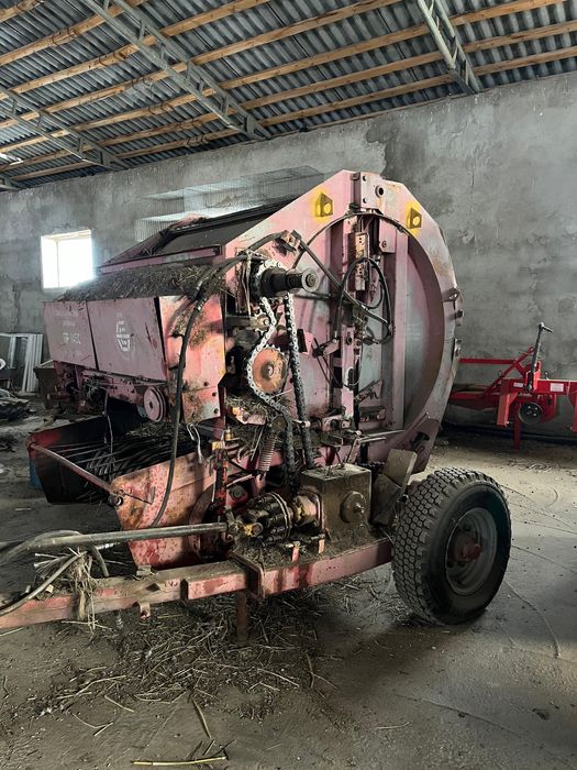 трактор и пресс