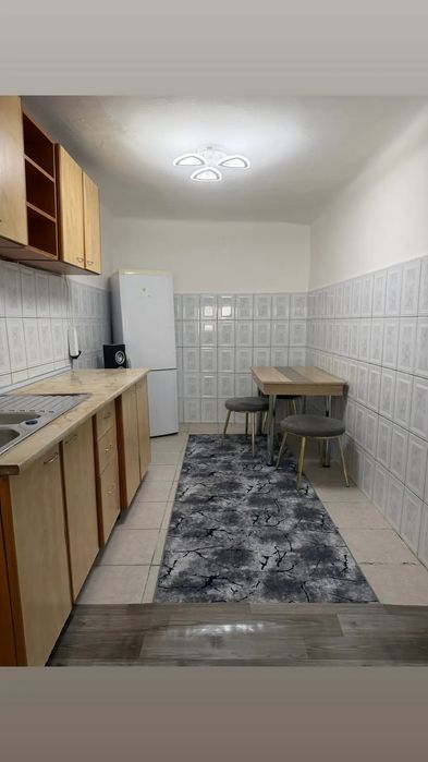 Inchiriez  casa la curte