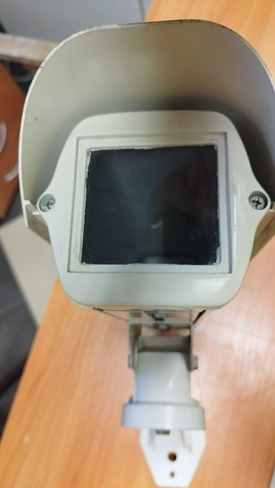 Кутия - кожух на камера за видеонаблюдение със стойка