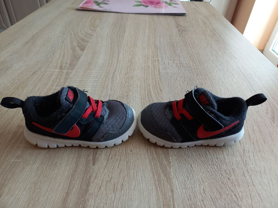 Adidași NIKE,copii marimea 22.Pret 30 lei.