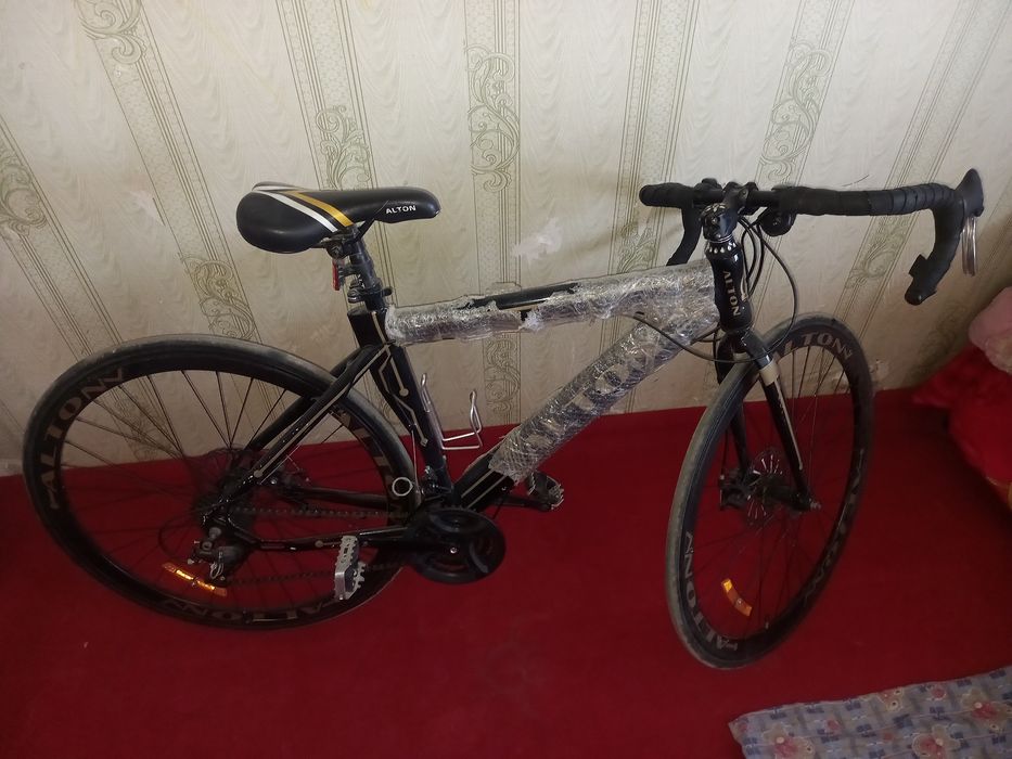 Velosiped yangiday bi ikki marta minilgan shundan keyin uyda turibdi.