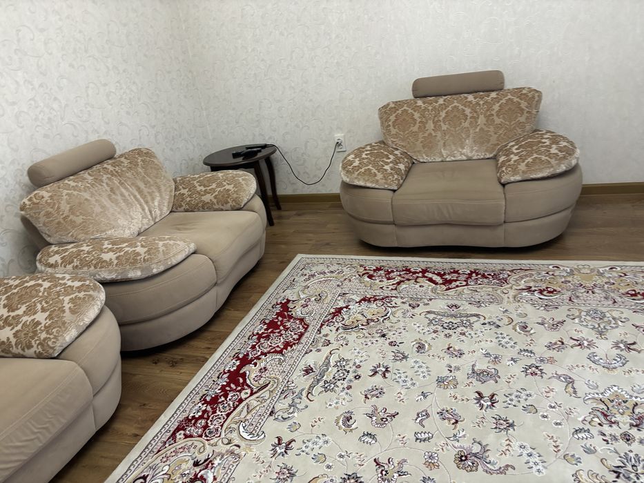 Шикарный диван и два кресла