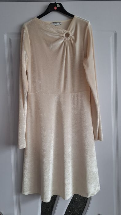 Черна рокля отговаря на размер ХС другата отговаря на ХС/С