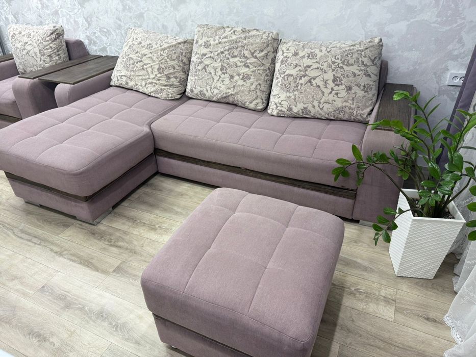 Продам угловой диван с пуфом