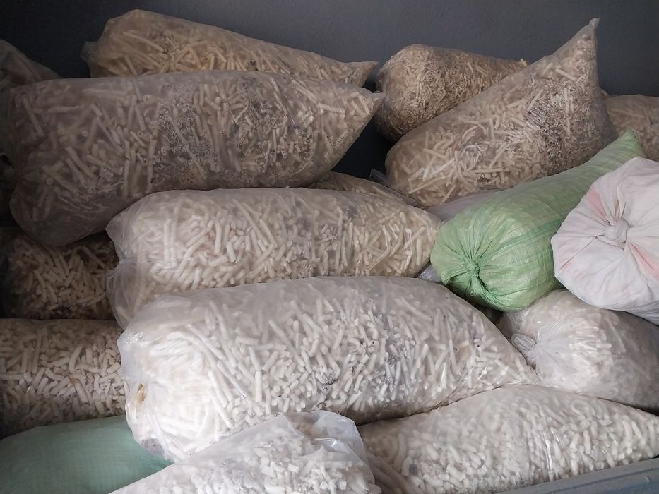 Yem mol va qoʻylar uchun ingichka koʻkiriz sotiladi.