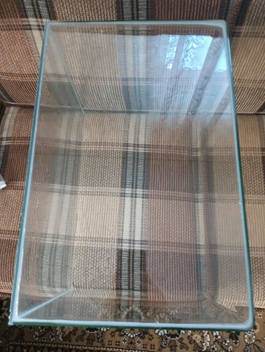 Vând Acvariu pentru pești 50x30x28 40L