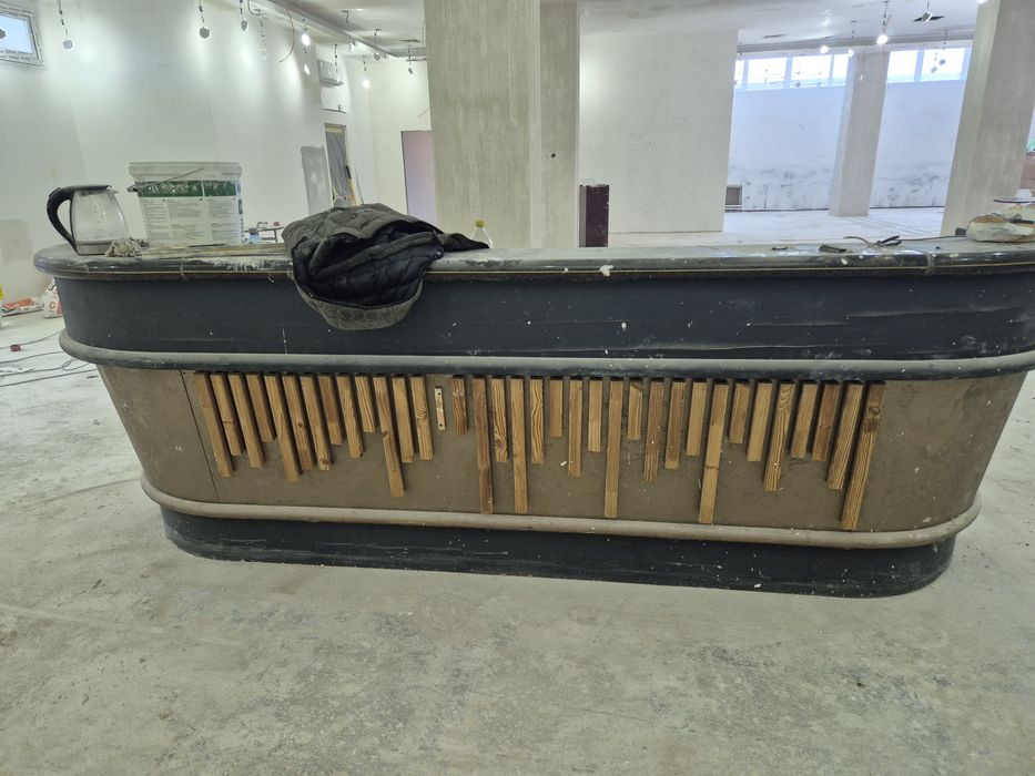 Bar cu blaturi din marmura