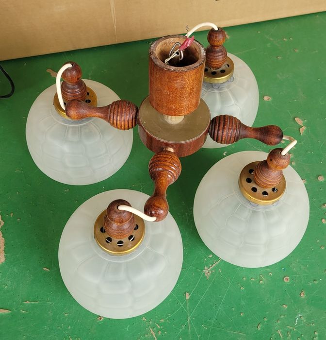 Продаются люстры